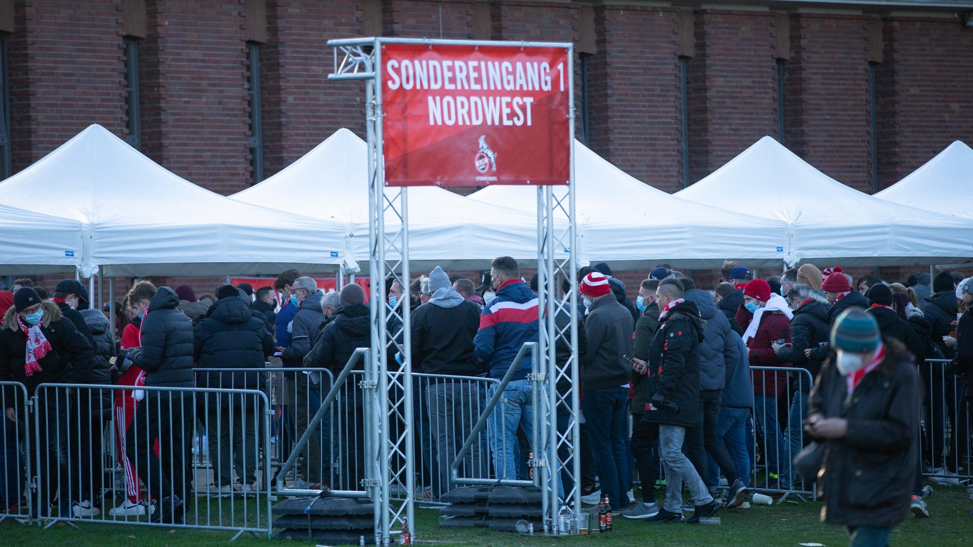 Fans vor dem Stadion in Köln Fans vor dem Stadion in Köln