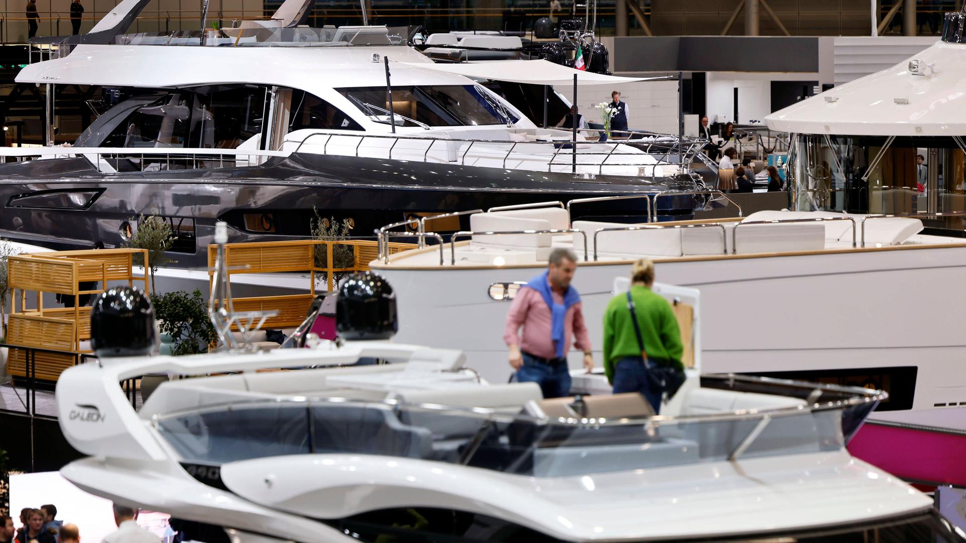 Luxusyachten, Segelschiffe und Schnellboote stehen dicht gedrängt auf der Boot 2023 in der Messe Düsseldorf.