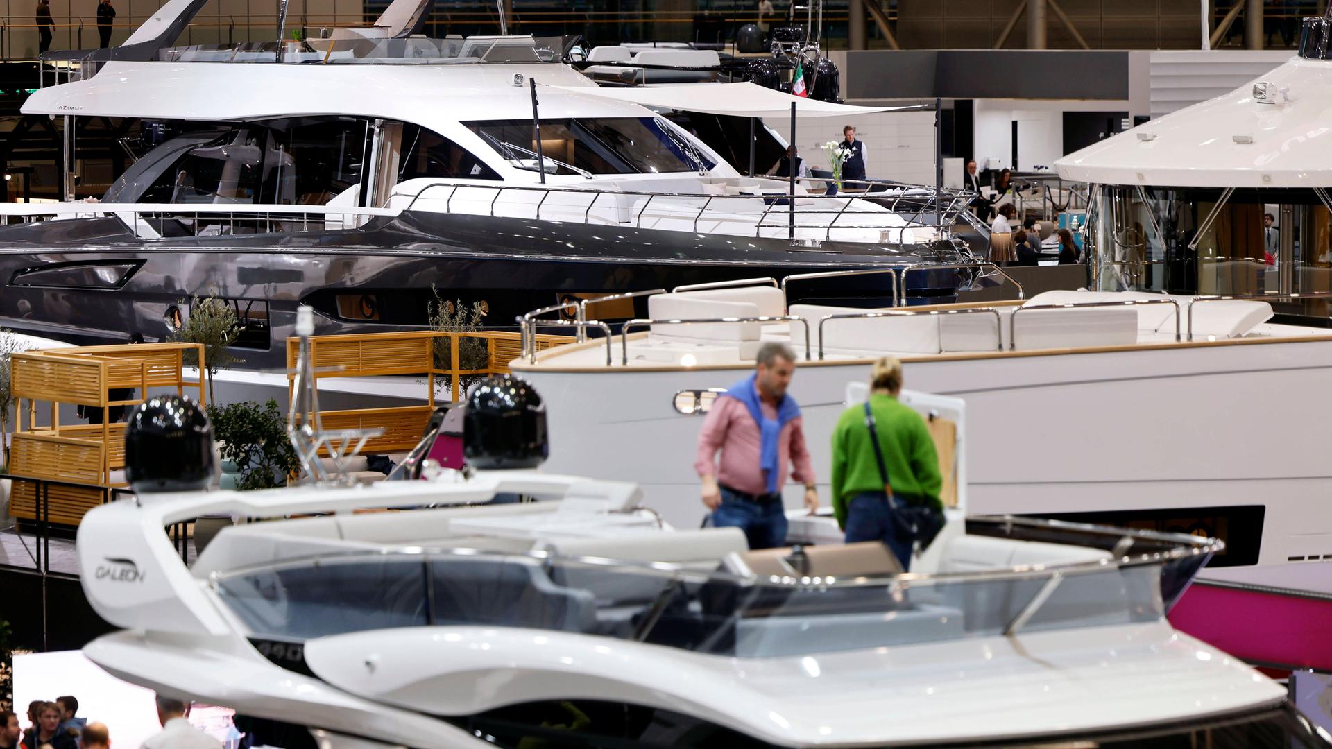 Luxusyachten, Segelschiffe und Schnellboote stehen dicht gedrängt auf der Boot 2023 in der Messe Düsseldorf. Luxusyachten, Segelschiffe und Schnellboote stehen dicht gedrängt auf der Boot 2023 in der Messe Düsseldorf.