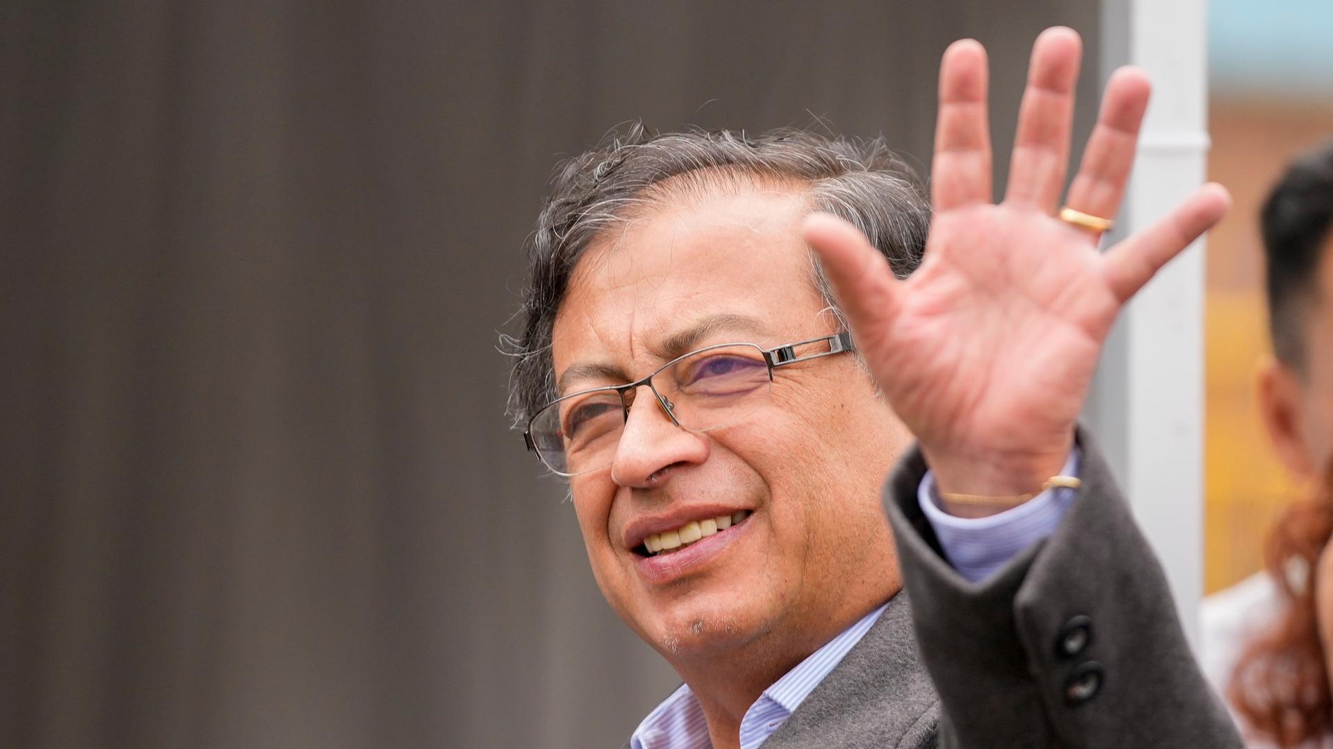 Gustavo Petro winkt. Gustavo Petro winkt.