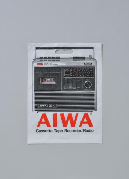 Einweg-Plastiktüte mit Werbung für AIWA-Casettenrecorder.