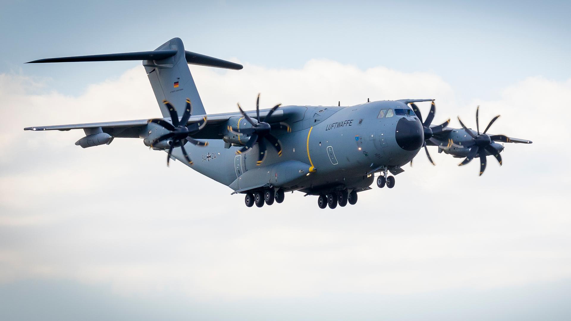 Das Foto zeigt ein Transport-Flugzeug der Bundeswehr in der Luft. Das Foto zeigt ein Transport-Flugzeug der Bundeswehr in der Luft.
