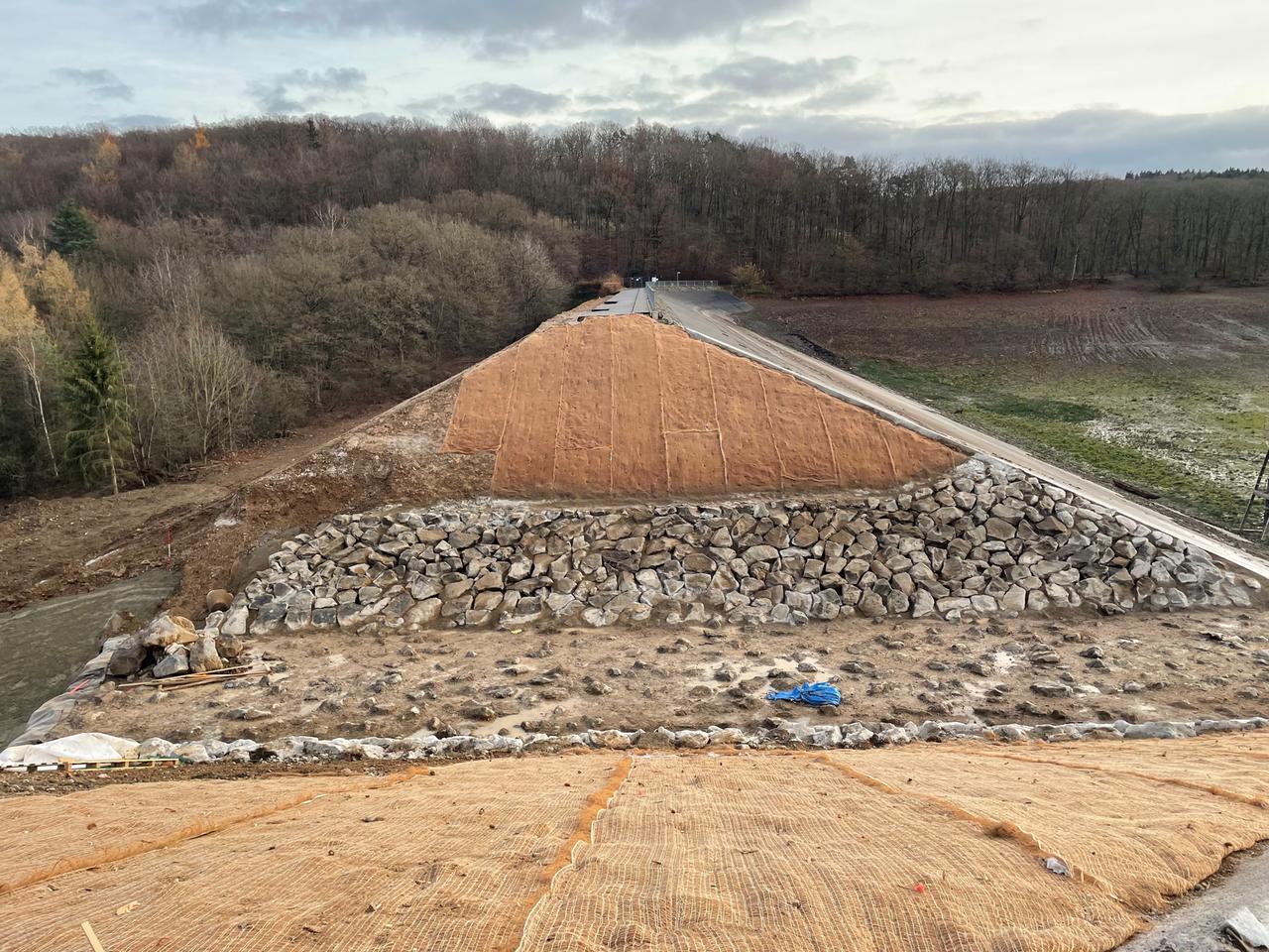 Blick über die Kerbe im Damm der Steinbachtalsperre auf den Querschnitt des Damms. Blick über die Kerbe im Damm der Steinbachtalsperre auf den Querschnitt des Damms.