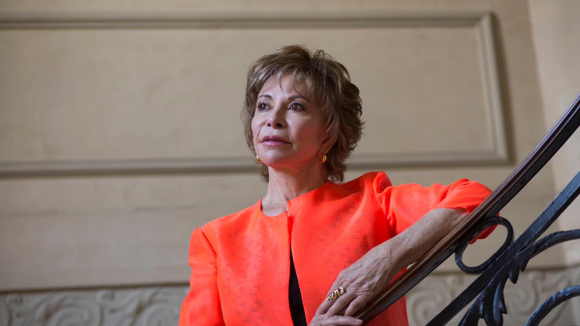 Die chilenische Schriftstellerin Isabel Allende lehnt sich an ein Treppengeländer.