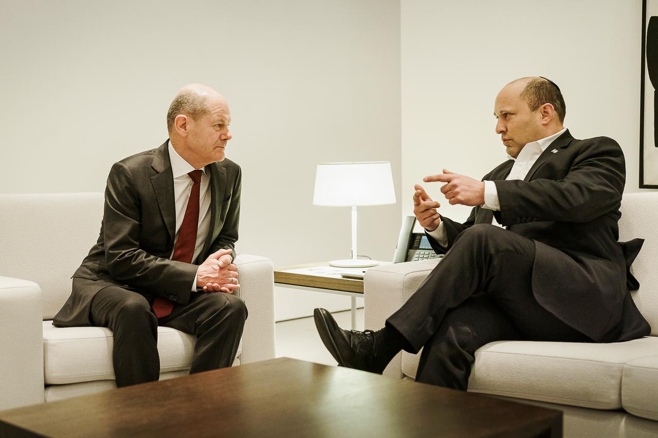 Bundeskanzler Olaf Scholz und der israelische Ministerpräsidente Naftali Bennett sitzen sich im Kanzleramt in Berlin gegenüber. Bundeskanzler Olaf Scholz und der israelische Ministerpräsidente Naftali Bennett sitzen sich im Kanzleramt in Berlin gegenüber.