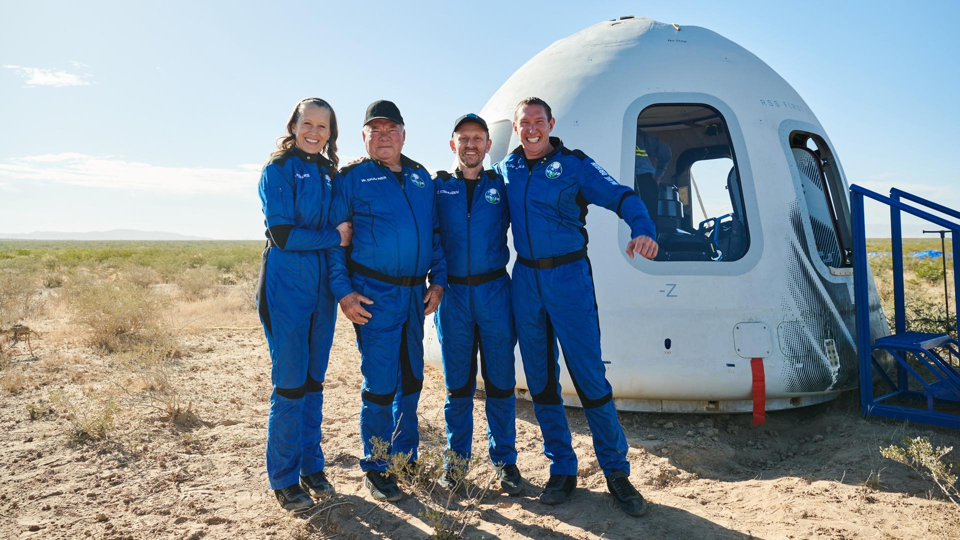 William Shatner (2. v.l.) und seine Mitreisenden kurz nach der Landung (Glen de Vries, ganz rechts, ist am 11. November 2021 bei einem Flugzeugabsturz gestorben) William Shatner (2. v.l.) und seine Mitreisenden kurz nach der Landung (Glen de Vries, ganz rechts, ist am 11. November 2021 bei einem Flugzeugabsturz gestorben)