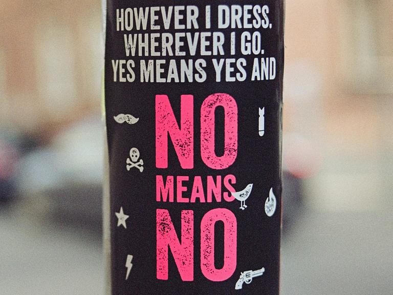 Eine rote Aufschrift auf schwarzem Hintergrund: However I dress, wherever I go, yes means yes and no means no. (Übersetzung: Wie immer ich mich kleide, wo immer ich gehe: Ja meint Ja und Nein meint Nein)