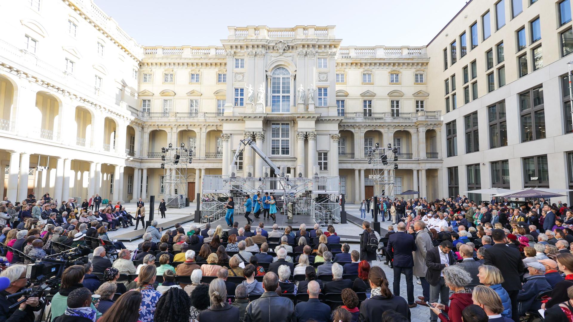 Viele Gäste sind im Innenhof von dem Humboldt Forum Viele Gäste sind im Innenhof von dem Humboldt Forum