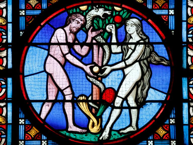 Farbiges Glasfenster einer Kirche mit Adam und Eva im Paradies