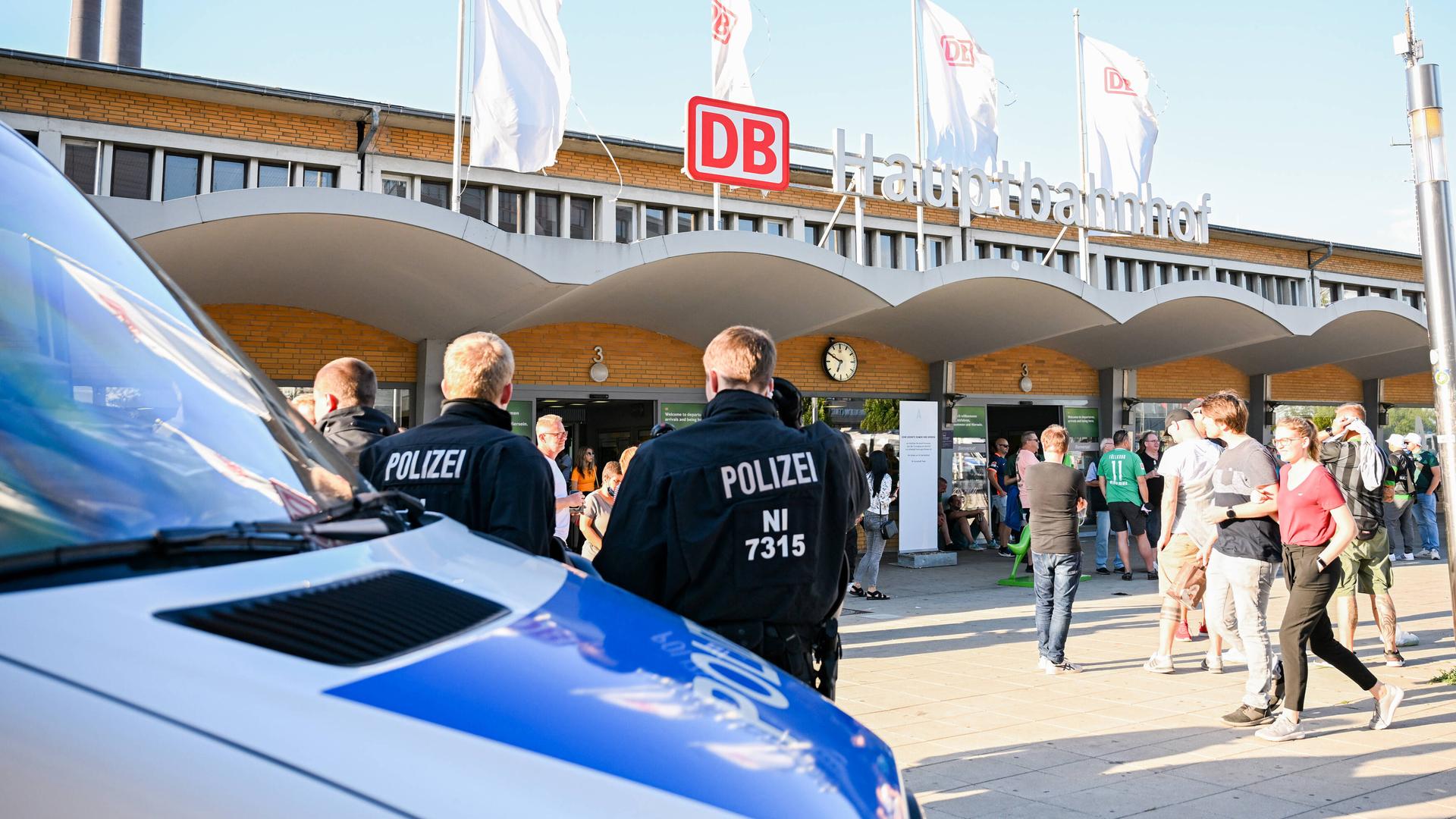 Ein Aufgebot der Polizei steht vor dem Hauptbahnhof in Wolfsburg und wartet auf Fans des Fußball-Bundesligisten SV Werder Bremen Ein Aufgebot der Polizei steht vor dem Hauptbahnhof in Wolfsburg und wartet auf Fans des Fußball-Bundesligisten SV Werder Bremen