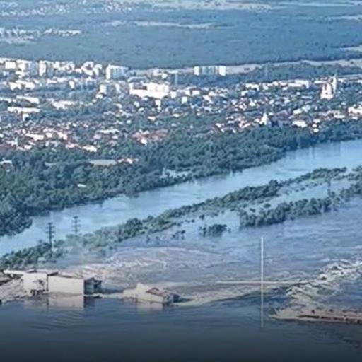 Das Foto zeigt den zerstörten Kachowka-Staudamm in der Ukraine.