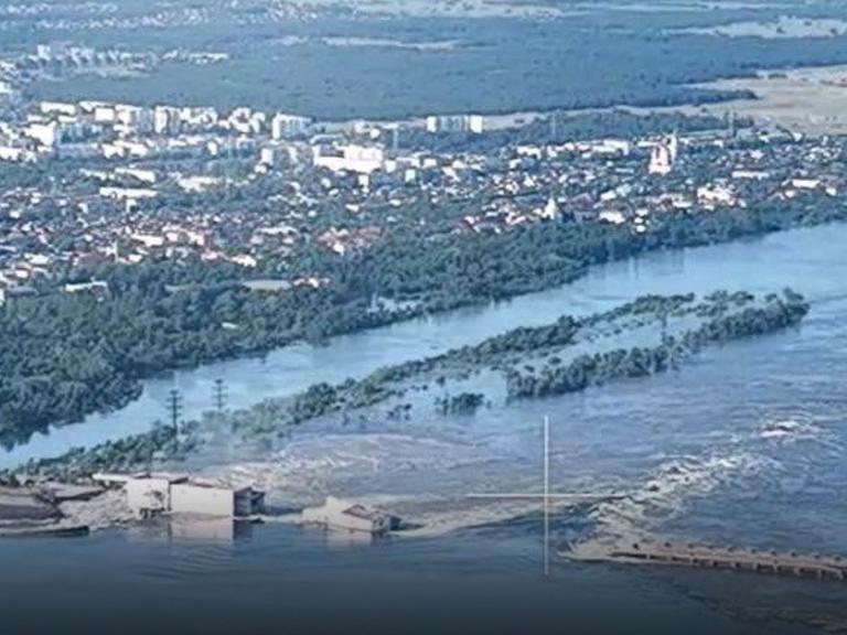 Das Foto zeigt den zerstörten Kachowka-Staudamm in der Ukraine.