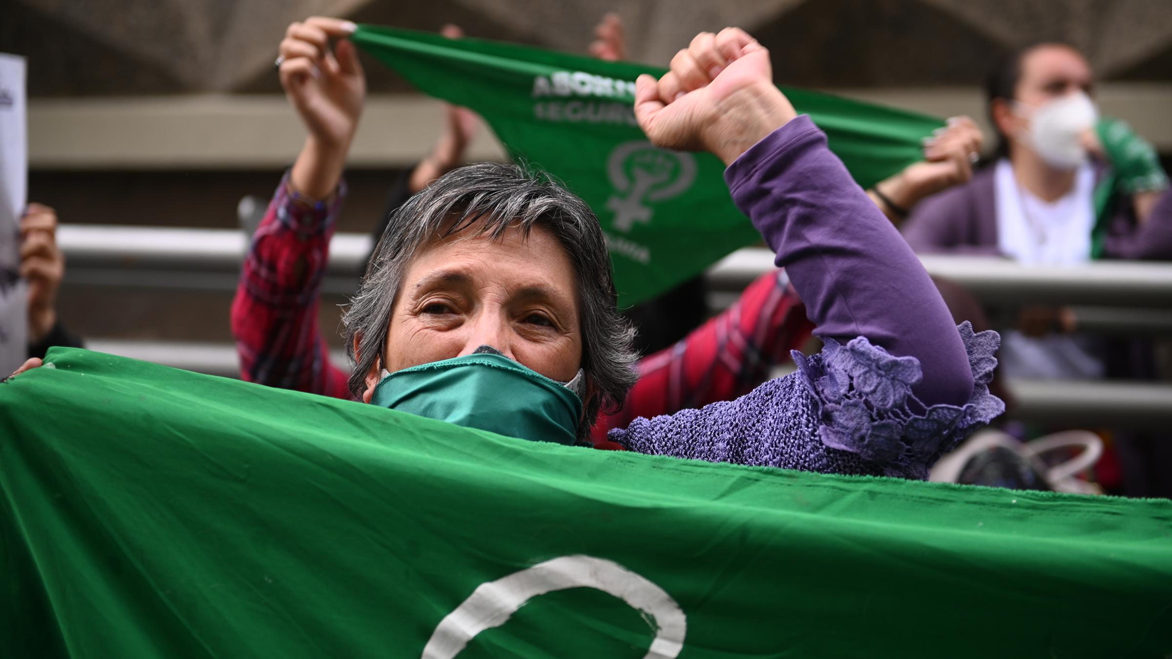 Frauen mit grünen Mund-Nasen-Bedeckungen schwenken grüne Tücher während einer Kundgebung vor der Bischofskonferenz im Rahmen von Diskussionen um den Fall einer vergewaltigten Elfjährigen, die bolivianischen Medienberichten zufolge von ihrem Stief-Großvater schwanger ist. 