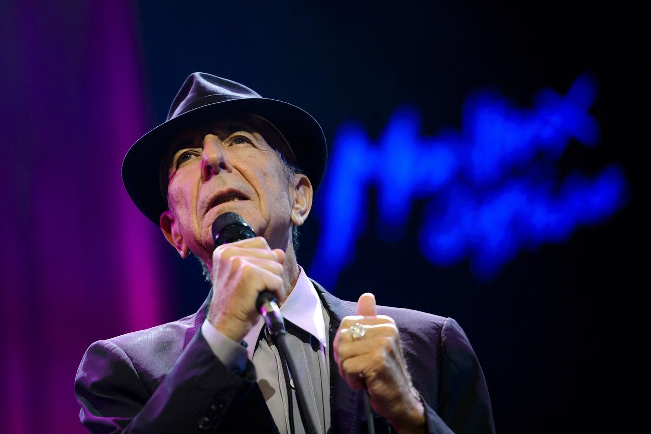 Songwriter Leonard Cohen mit einem Hut beim Bühnenauftritt. Songwriter Leonard Cohen mit einem Hut beim Bühnenauftritt.