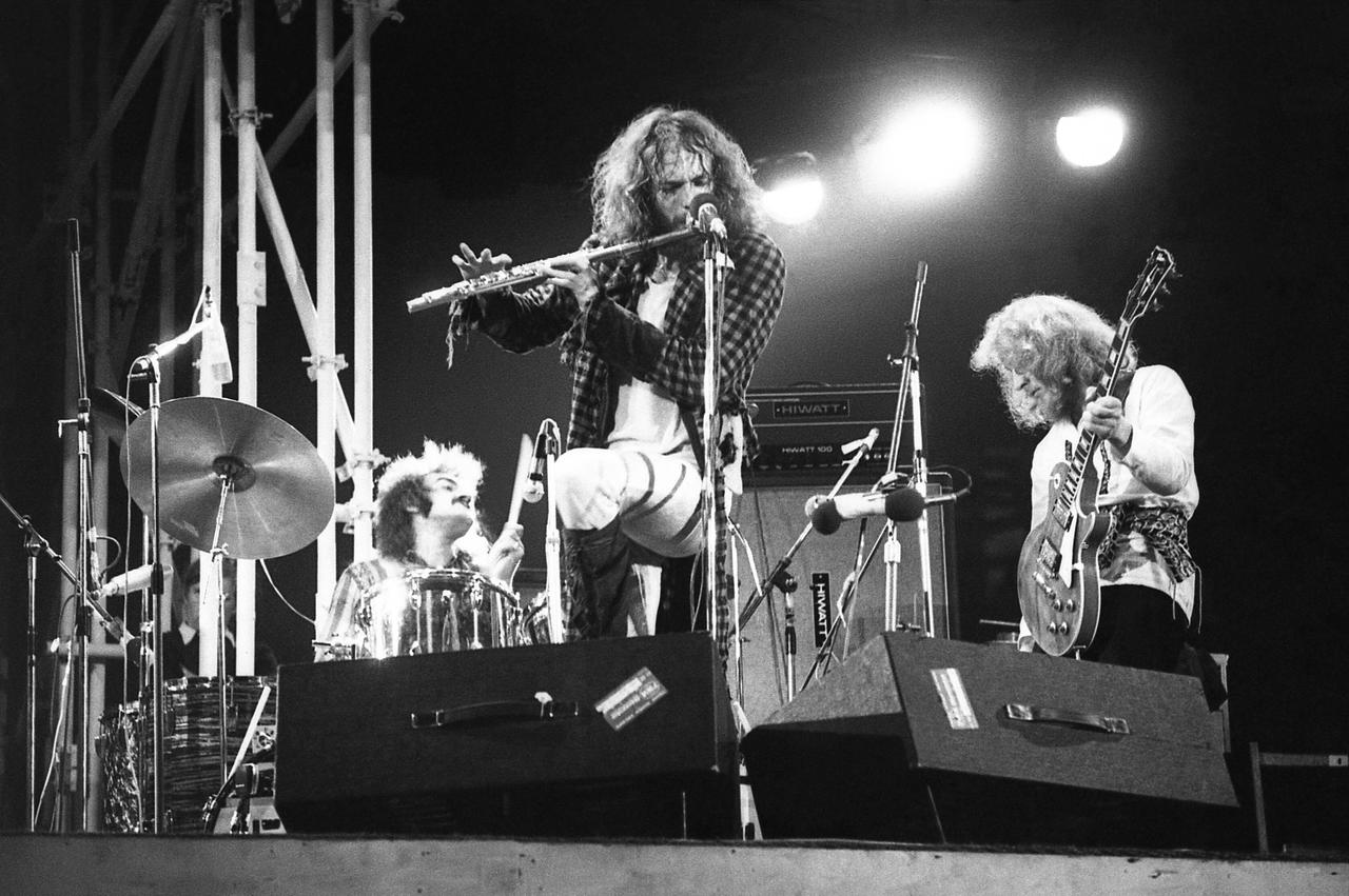 Die Band Jethro Tull auf der Bühne während eines Auftritts 1970 auf der Isle of Wight. Die Band Jethro Tull auf der Bühne während eines Auftritts 1970 auf der Isle of Wight.