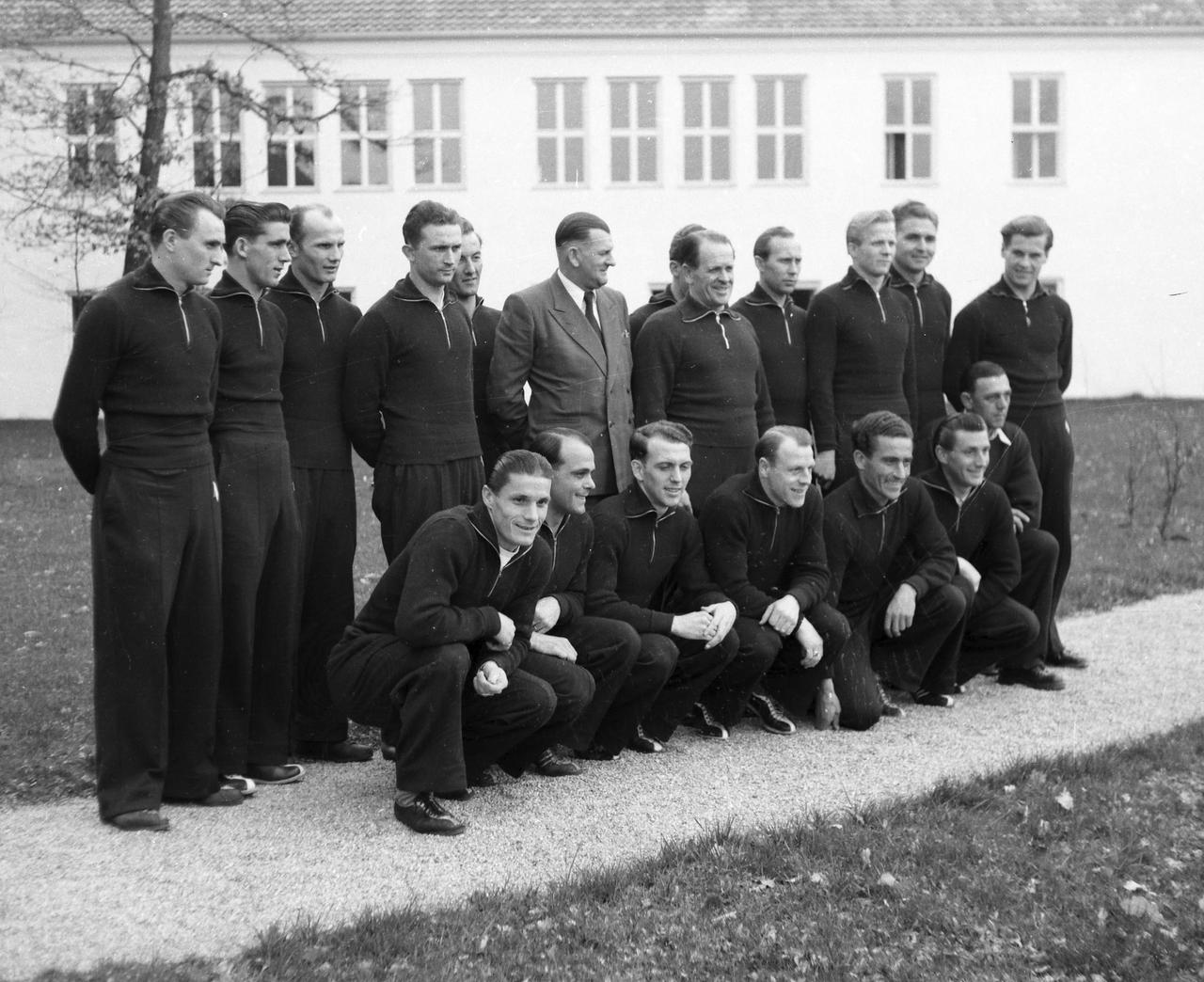 Die deutsche Nationalmannschaft 1951 bei einem Lehrgang in München in der Vorbereitung auf ein Länderspiel gegen die Schweiz. Die deutsche Nationalmannschaft 1951 bei einem Lehrgang in München in der Vorbereitung auf ein Länderspiel gegen die Schweiz.