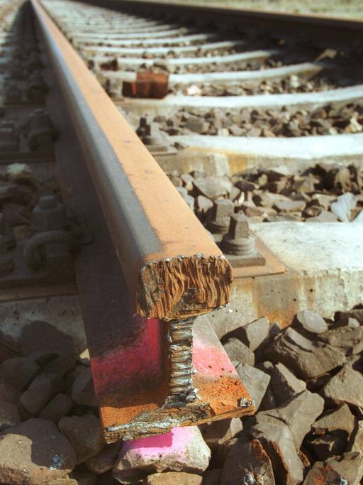 Foto eines Gleisendes und einer abgebrochenen Schiene.