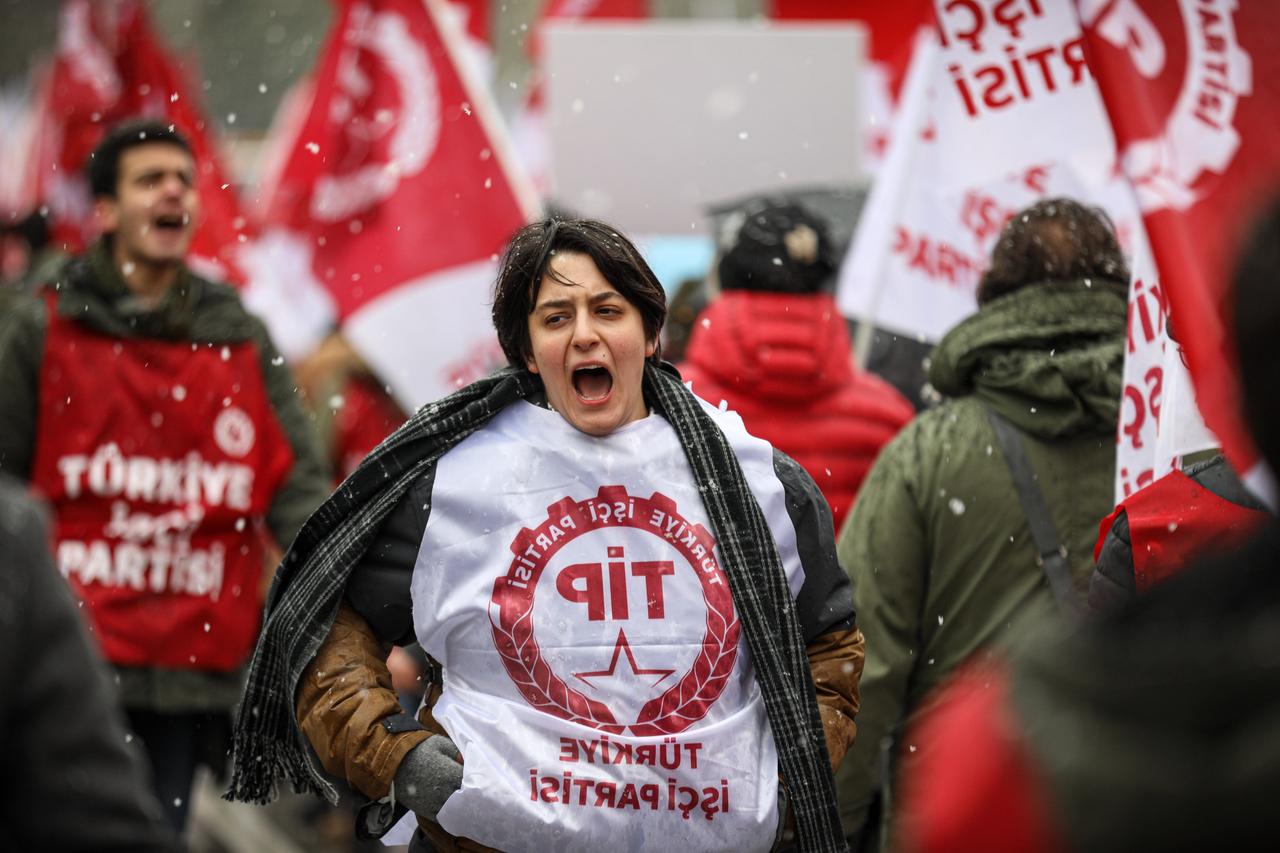 Eine Demonstrantin bei Protesten aufgrund von Inflation und Wirtschaftskrise in der Türkei