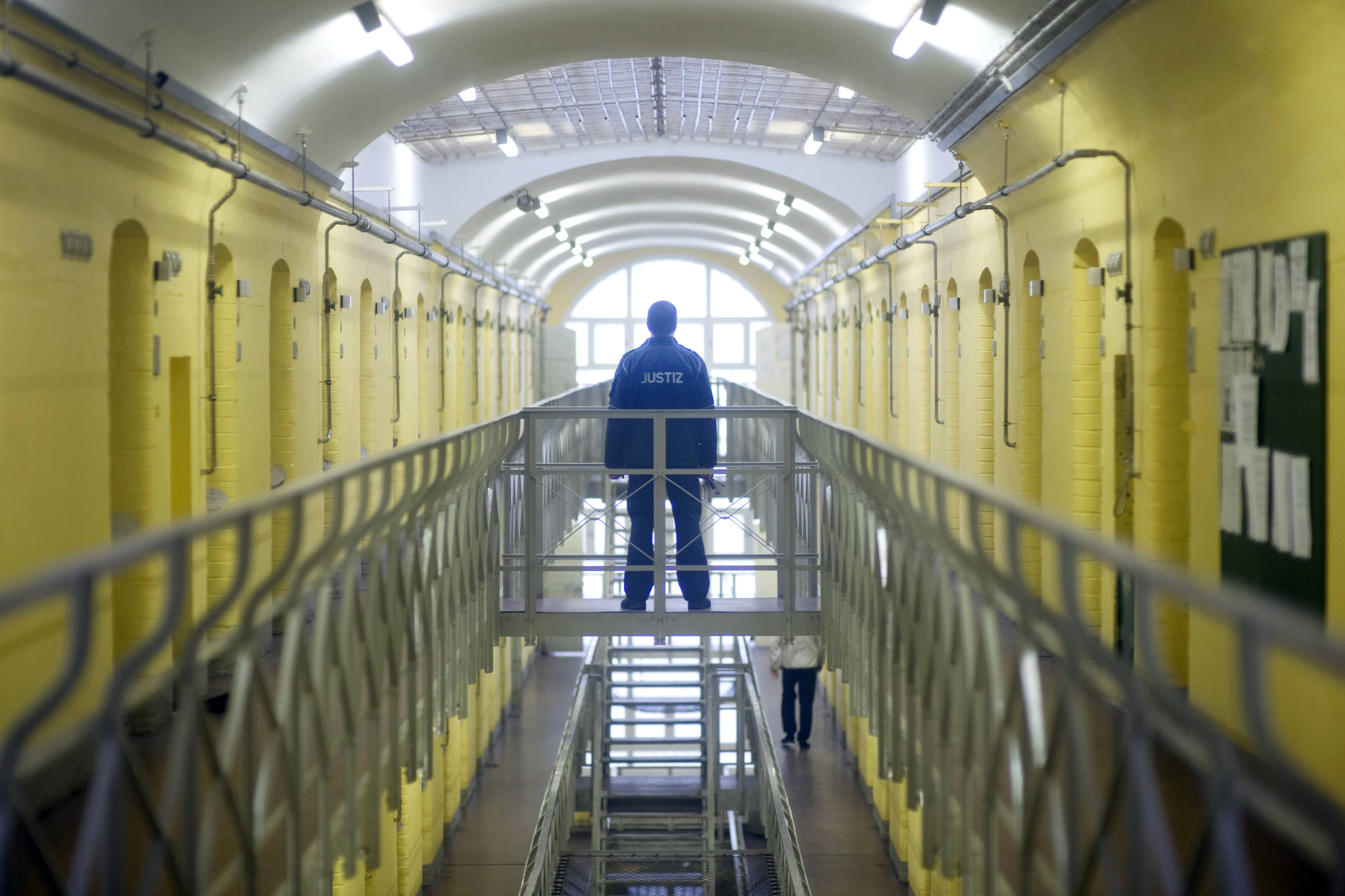 Strafvollzug - Laut Gewerkschaft fehlen mindestens 2.000 Beschäftigte in Gefängnissen