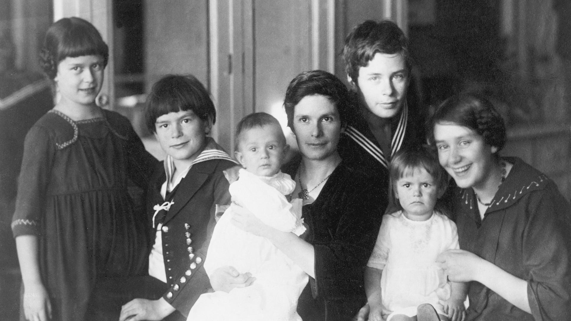 Monika Mann (links) um 1925 mit ihrer Mutter Katia (Mitte) und ihren Geschwistern Golo, Michael, Klaus, Erika und Elisabeth Monika Mann (links) um 1925 mit ihrer Mutter Katia (Mitte) und ihren Geschwistern Golo, Michael, Klaus, Erika und Elisabeth