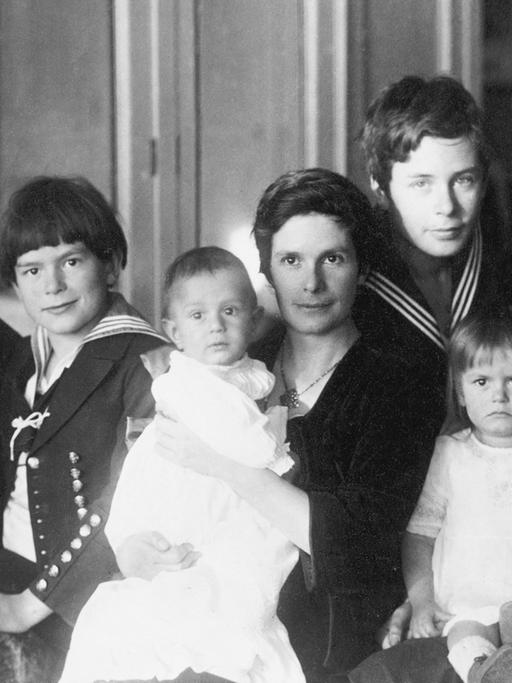 Monika Mann (links) um 1925 mit ihrer Mutter Katia (Mitte) und ihren Geschwistern Golo, Michael, Klaus, Erika und Elisabeth