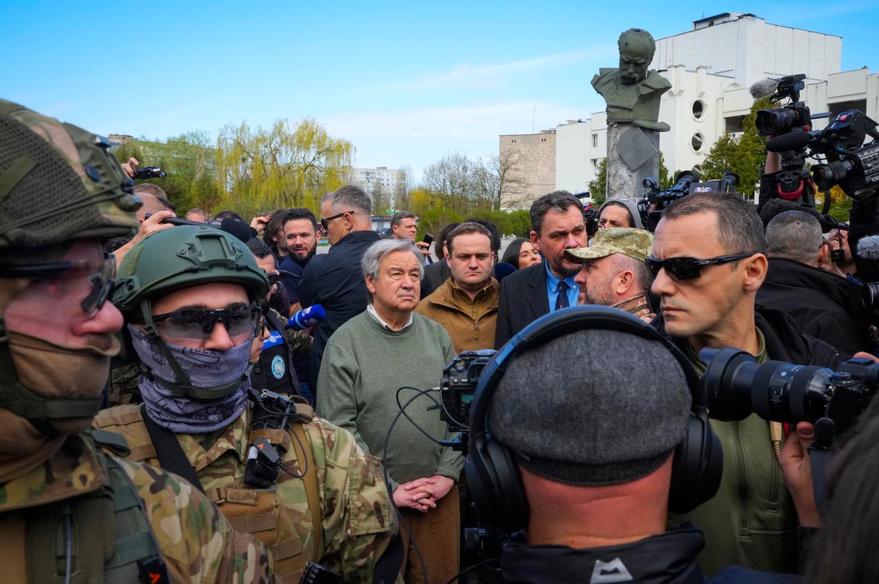 UN-Generalsekretär Antonio Guterres, Mitte, besucht Borodyanka in der Nähe von Kiew, Ukraine. UN-Generalsekretär Antonio Guterres, Mitte, besucht Borodyanka in der Nähe von Kiew, Ukraine.