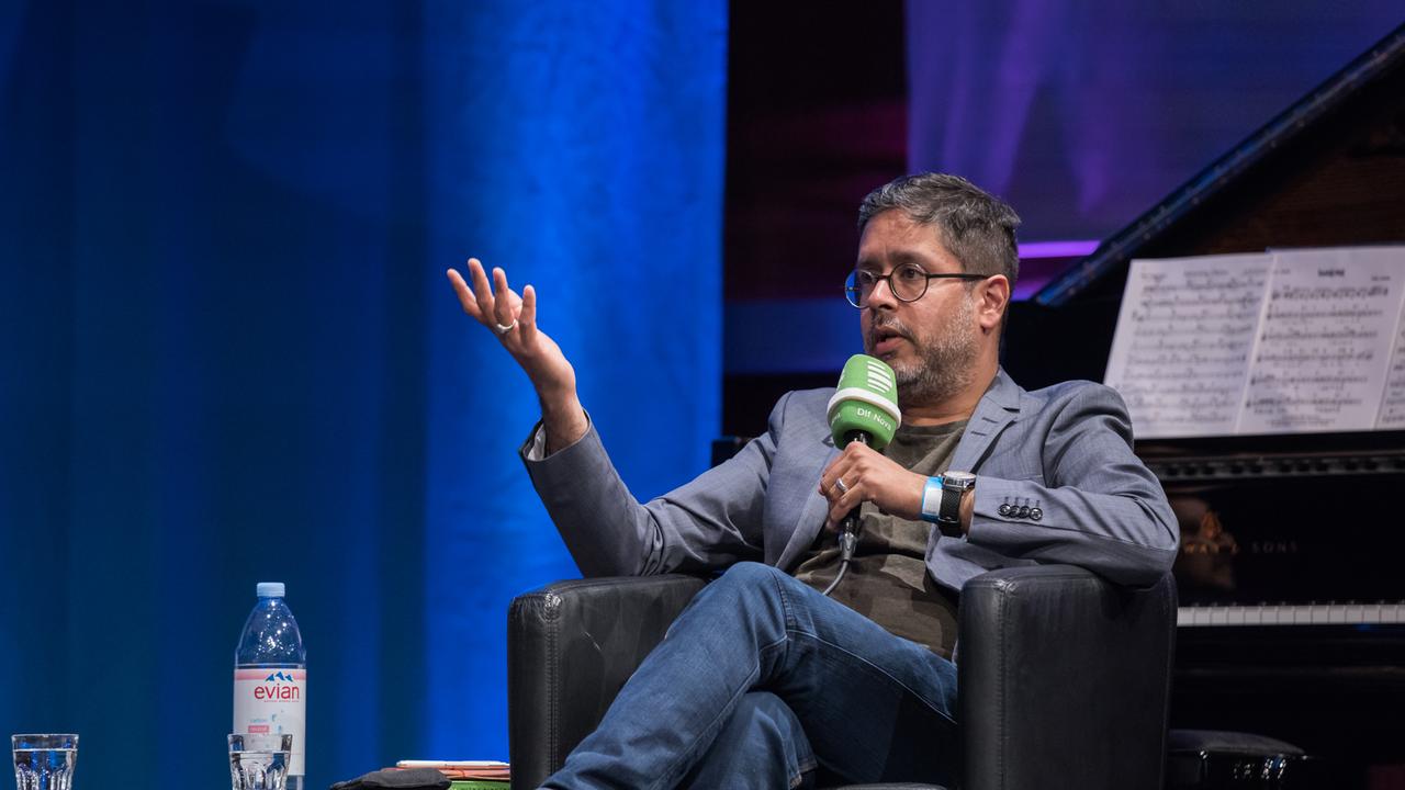 Der Journalist und Autor Hasnain Kazim bei einer Diskussion über Hass im Netz im Rahmen des Kölner Forums für Journalismuskritik Der Journalist und Autor Hasnain Kazim bei einer Diskussion über Hass im Netz im Rahmen des Kölner Forums für Journalismuskritik