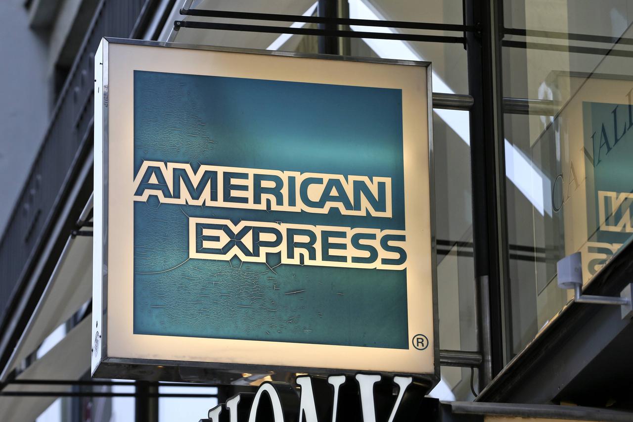 Das Foto zeigt ein Schild von American Express. Das Foto zeigt ein Schild von American Express.