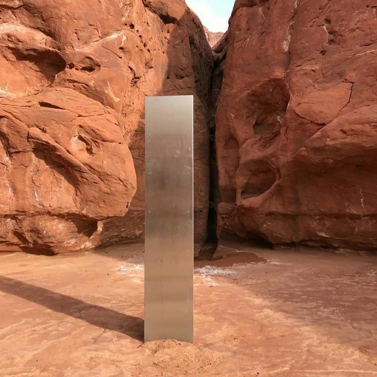 Eine geheimnisvolle Stele aus Metall steht in der Utah Wüste in USA, November 2020. Sie ähnelt dem schwarzen Monolith aus dem Film "2001: Odyssee im Weltraum" von Kubrick.