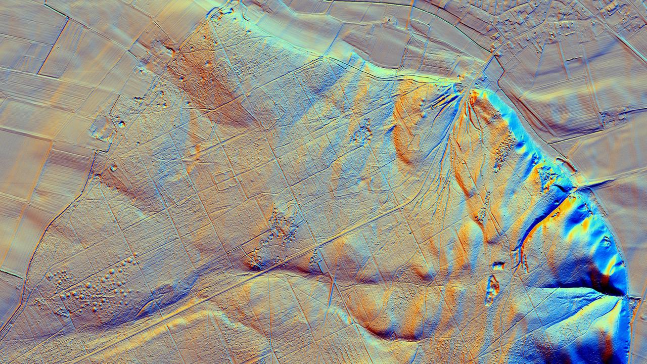 LiDAR-Aufnahme von Uedem bei Xanten: Zu erkennen sind mehrere rechteckige Römerlager, daneben aber auch vorrömische Grabhügel, historische Hohlwegesysteme sowie Stellungen aus dem 2. Weltkrieg. 