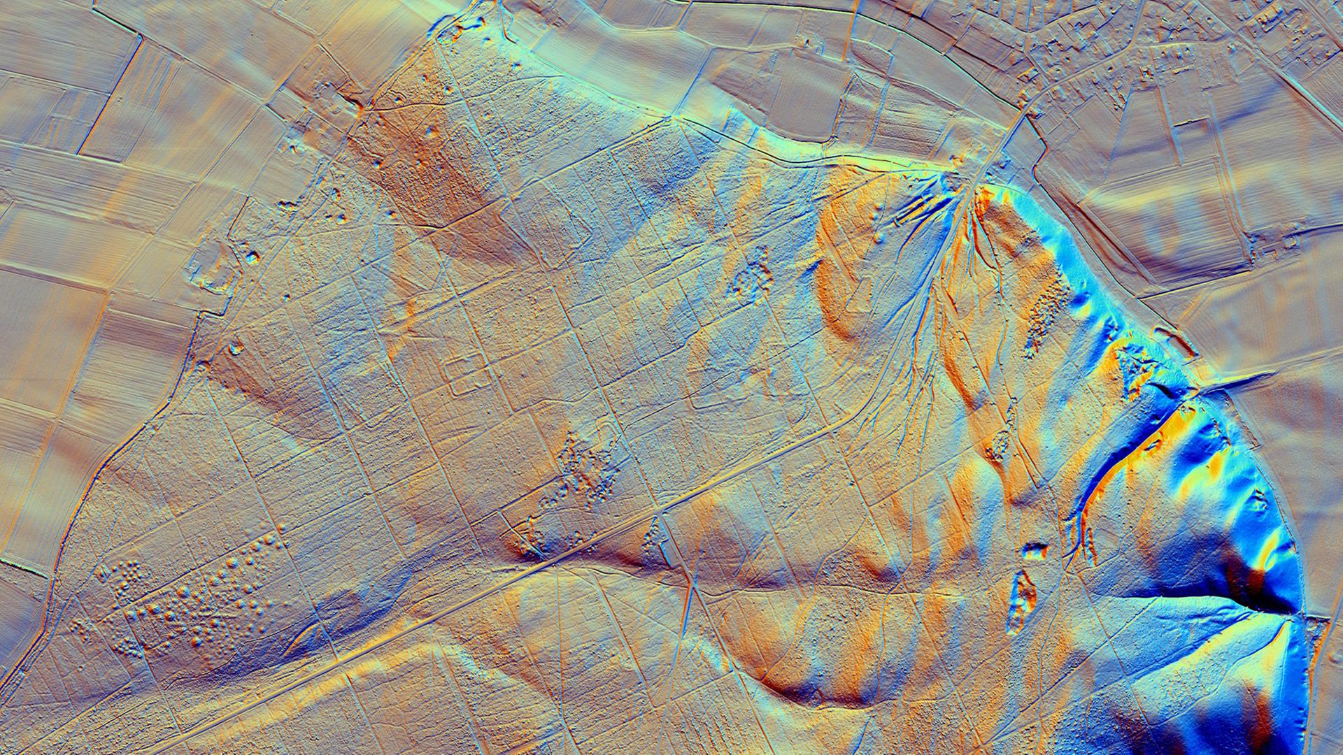 LiDAR-Aufnahme von Uedem bei Xanten: Zu erkennen sind mehrere rechteckige Römerlager, daneben aber auch vorrömische Grabhügel, historische Hohlwegesysteme sowie Stellungen aus dem 2. Weltkrieg.
LiDAR-Aufnahme von Uedem bei Xanten: Zu erkennen sind mehrere rechteckige Römerlager, daneben aber auch vorrömische Grabhügel, historische Hohlwegesysteme sowie Stellungen aus dem 2. Weltkrieg.