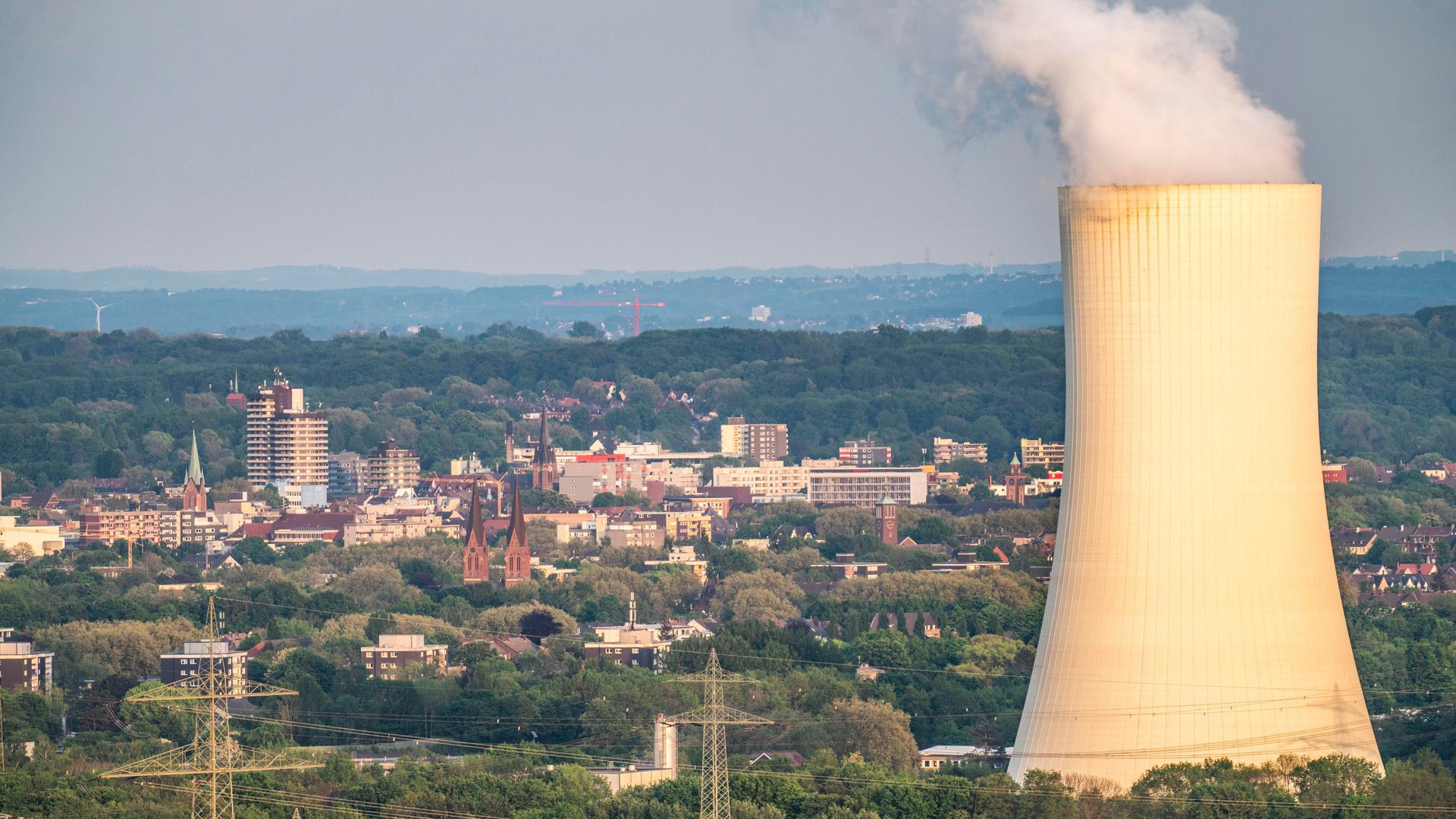 Weiße Wolke über dem Kühlturm des Heizkraftwerks Herne. Weiße Wolke über dem Kühlturm des Heizkraftwerks Herne.
