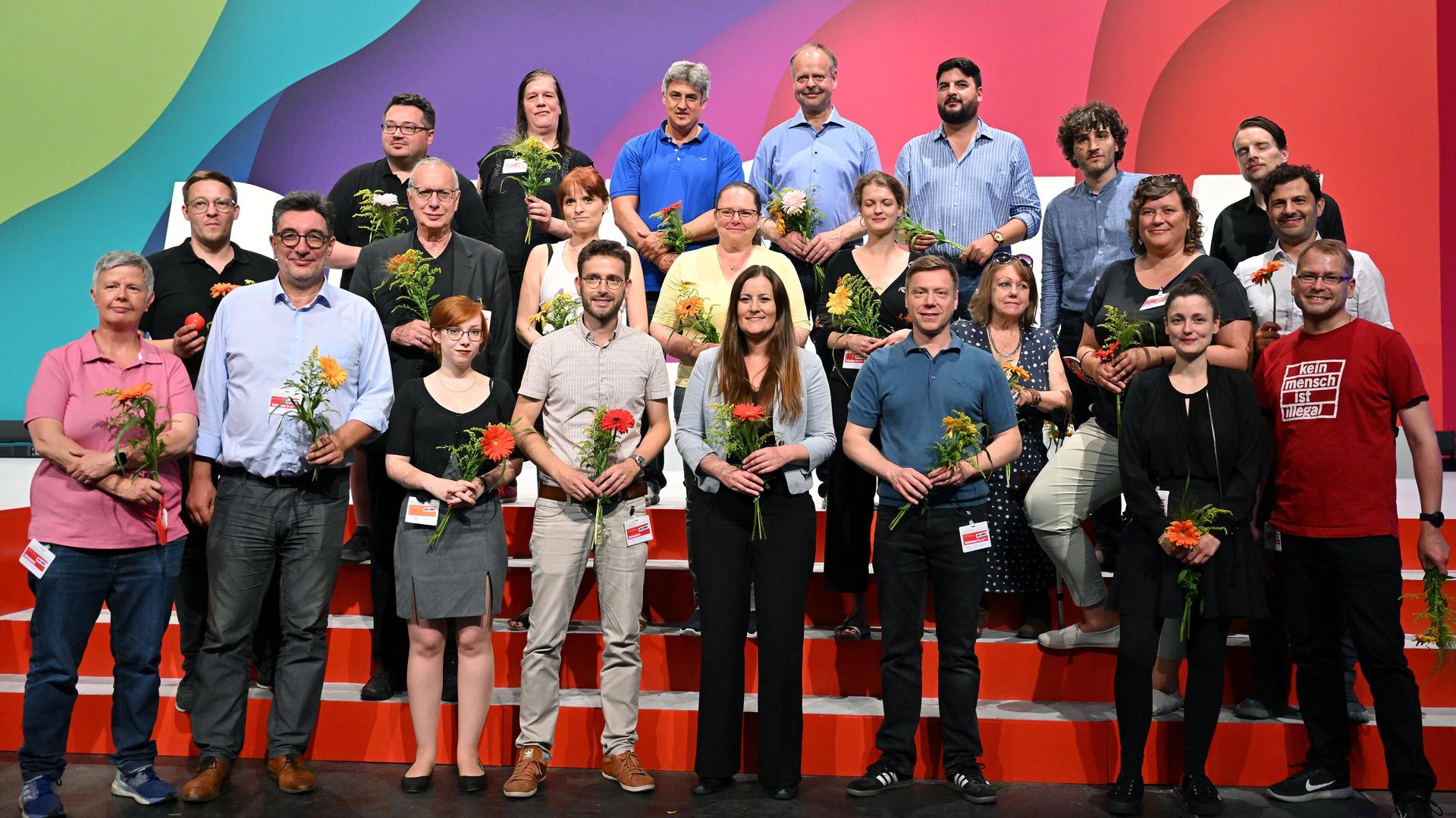 Bundesparteitag der Linken mit Martin Schirdewan (1. Reihe 3.v.r.) und Janine Wissler (1. Reihe 5.v.l.) und dem Parteivorstand Bundesparteitag der Linken mit Martin Schirdewan (1. Reihe 3.v.r.) und Janine Wissler (1. Reihe 5.v.l.) und dem Parteivorstand
