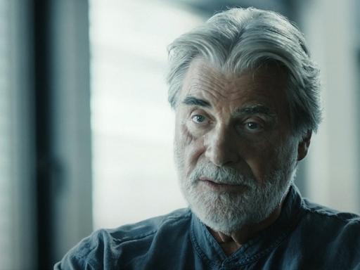Szene aus dem Film "Crescendo", bei der Peter Simonischek an der Kamera vorbeischaut.