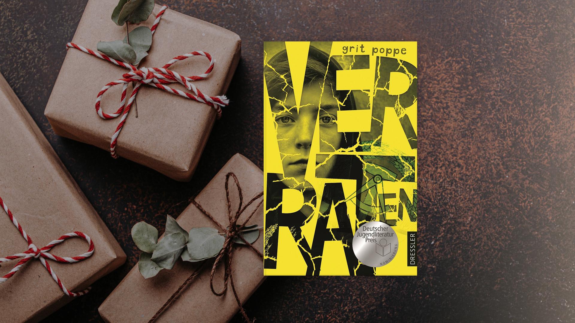 Cover des Buchs Verraten von Grit Poppe neben weihnachtlichen Päckchen. Cover des Buchs Verraten von Grit Poppe neben weihnachtlichen Päckchen.