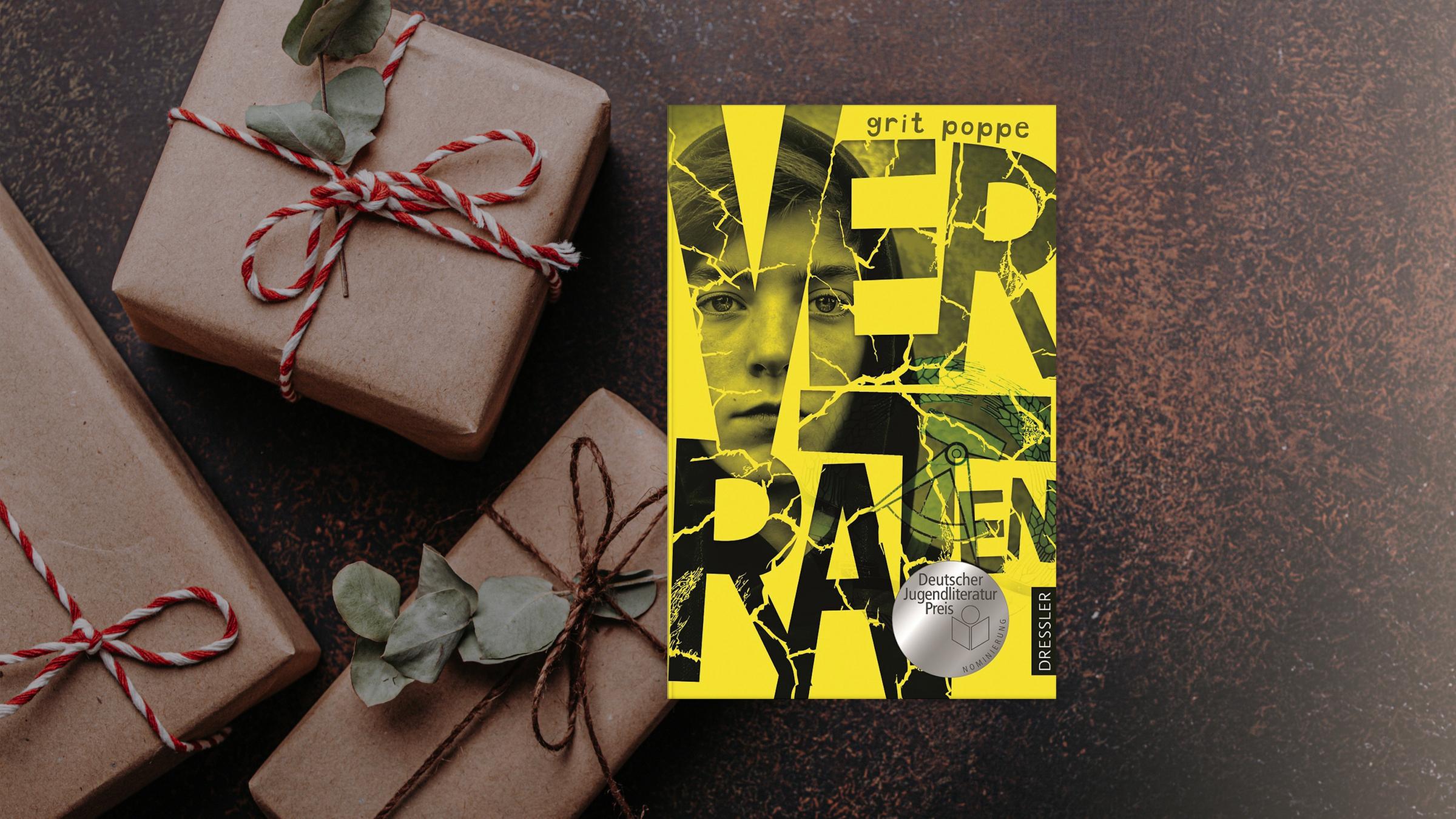 Cover des Buchs Verraten von Grit Poppe neben weihnachtlichen Päckchen....</p>

                        <a href=