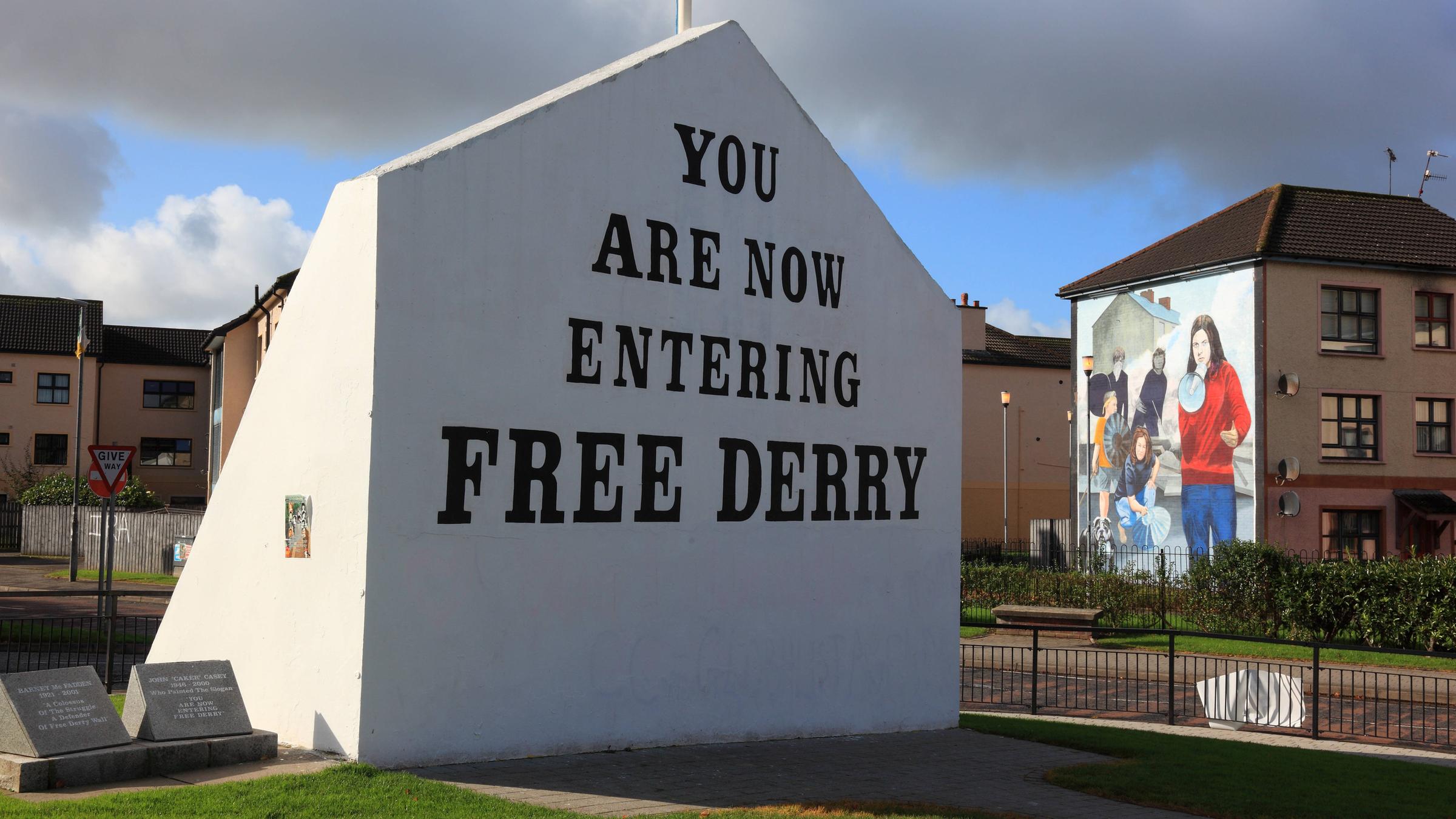 Auf einer weißen Hauswand steht in großer Schrift "You are now entering free derry" 