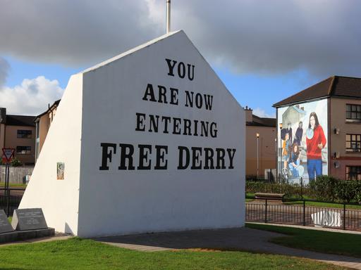 Auf einer weißen Hauswand steht in großer Schrift "You are now entering free derry" 