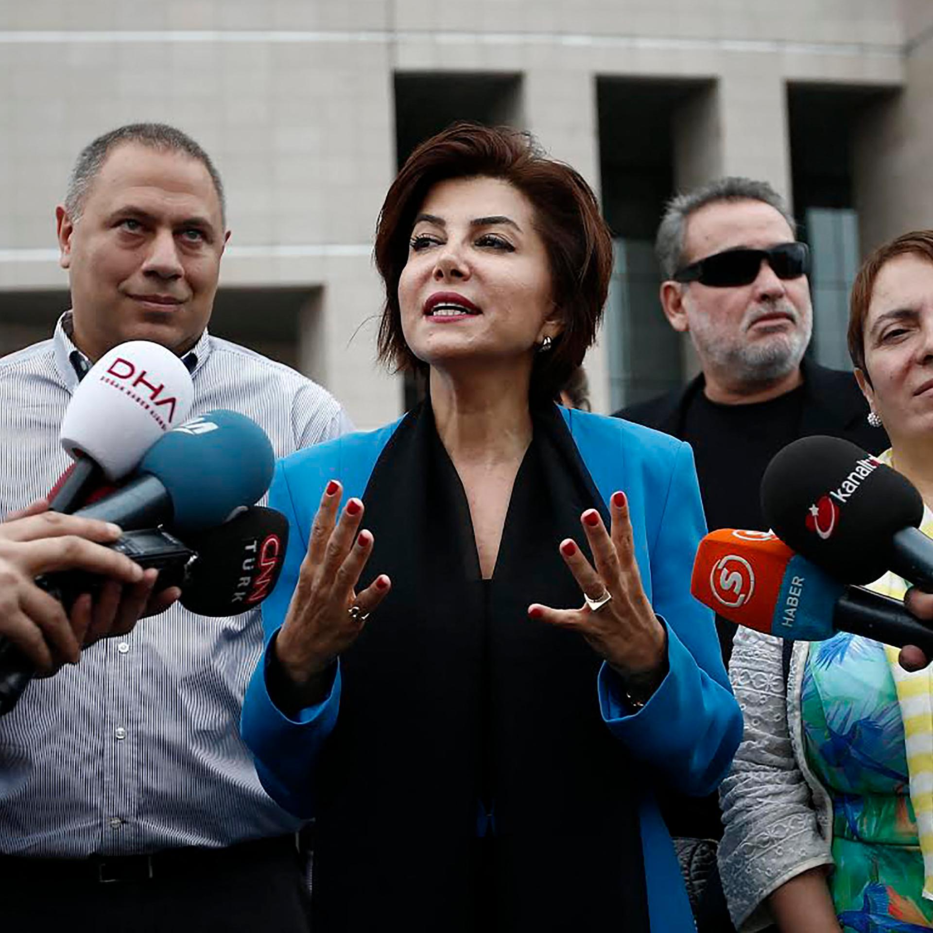 Die türkische Journalistin Sedef Kabas spricht im Oktober 2015 in die Mikrofone von Journalisten.