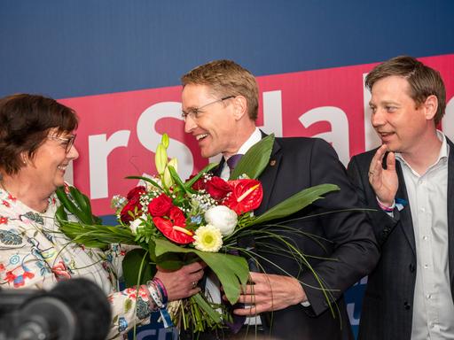 Daniel Günther (CDU), Ministerpräsident von Schleswig-Holstein und Spitzenkandidat seiner Partei, nach Bekanntgaben der ersten Prognosen zur Landtagswahl in Schleswig-Holstein bei der Wahlparty auf der Bühne.
