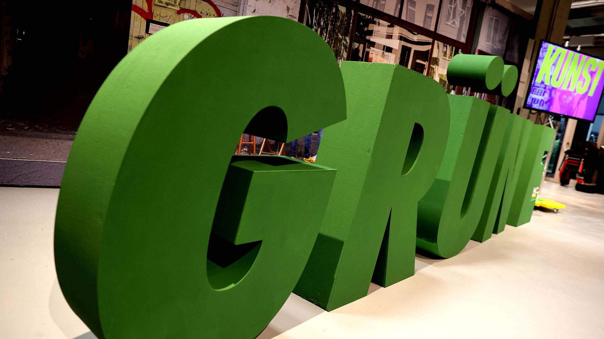 Aufsteller "Grüne" bei einer Pressekonferenz Anfang 2022 in NRW Aufsteller "Grüne" bei einer Pressekonferenz Anfang 2022 in NRW