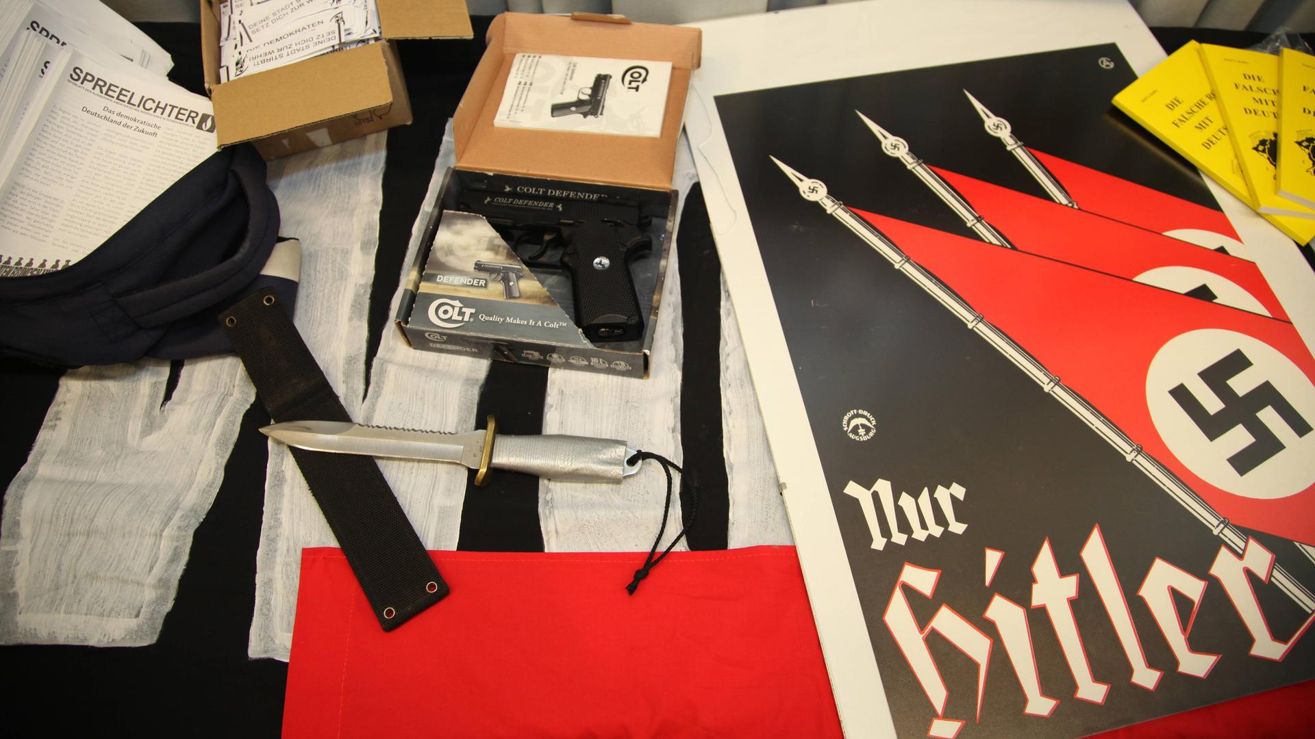 Sichergestellte Gegenstände einer Neonazi-Gruppe. (Archivbild) Sichergestellte Gegenstände einer Neonazi-Gruppe. (Archivbild)