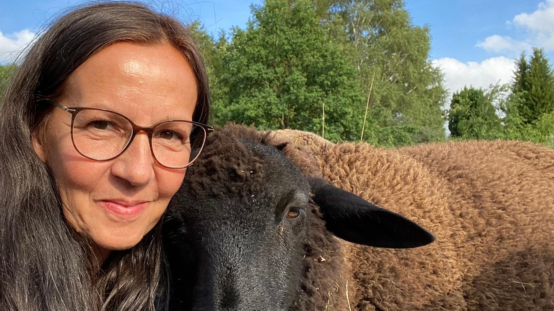 Susanne Kleinschmidt mit einem Schaf. Susanne Kleinschmidt mit einem Schaf.