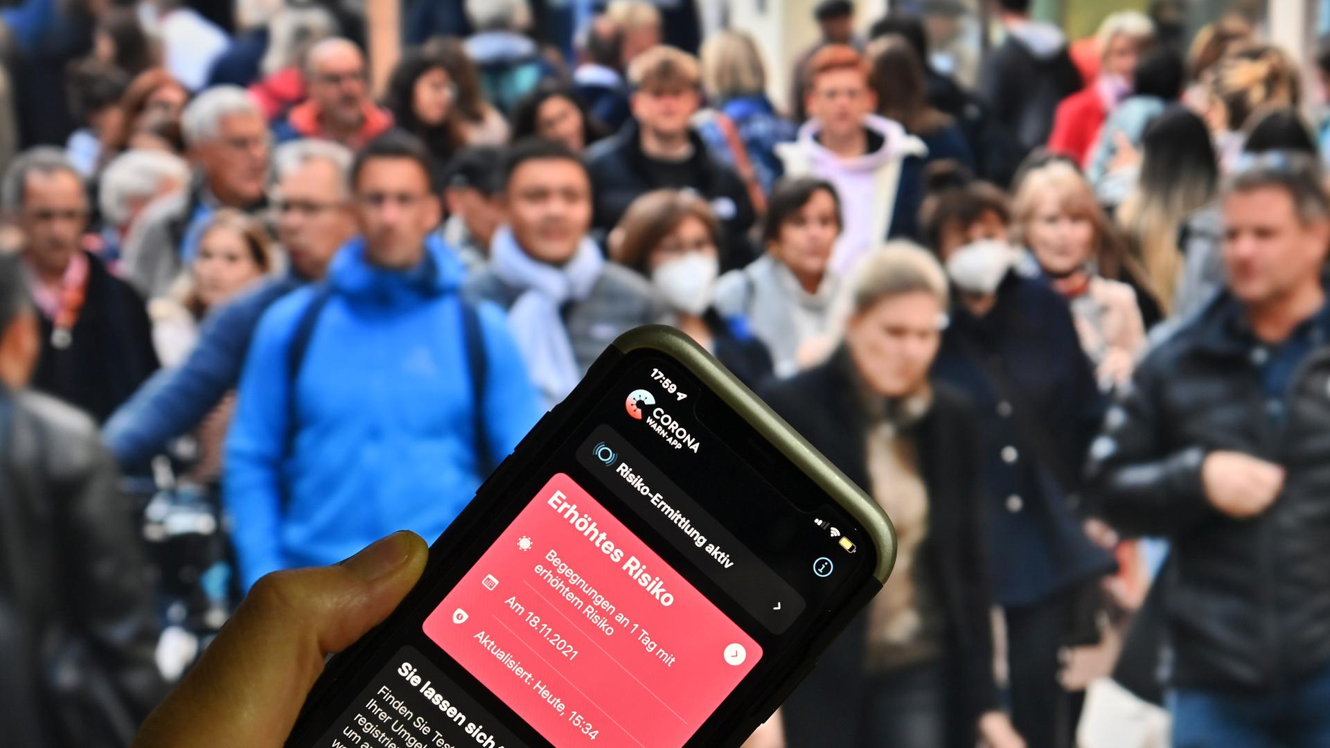 Die Corona-Warn-App war zunächst umstritten, wird inzwischen aber vonmehr als 37 Millionen Bundesbürgern genutzt. Die Corona-Warn-App war zunächst umstritten, wird inzwischen aber vonmehr als 37 Millionen Bundesbürgern genutzt.
