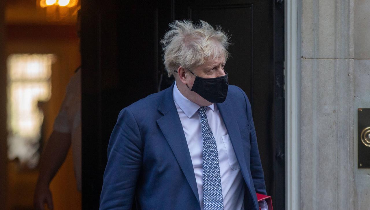 Boris Johnson am 12.01.2022 vor der Tür seines offiziellen Amtssitzes in der Downing Street Nr. 10 in London Boris Johnson am 12.01.2022 vor der Tür seines offiziellen Amtssitzes in der Downing Street Nr. 10 in London