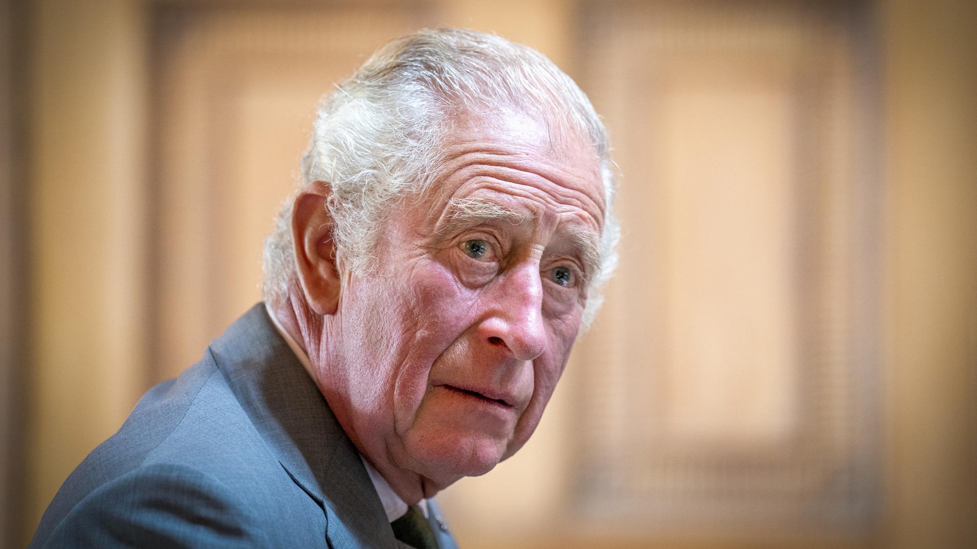 Der neue britische König Charles III. blickt gedankenverloren. Der neue britische König Charles III. blickt gedankenverloren.