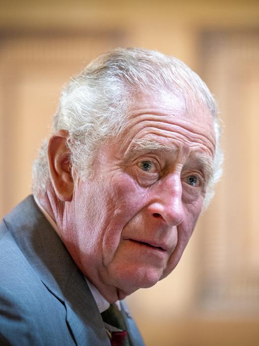 Der neue britische König Charles III. blickt gedankenverloren.
