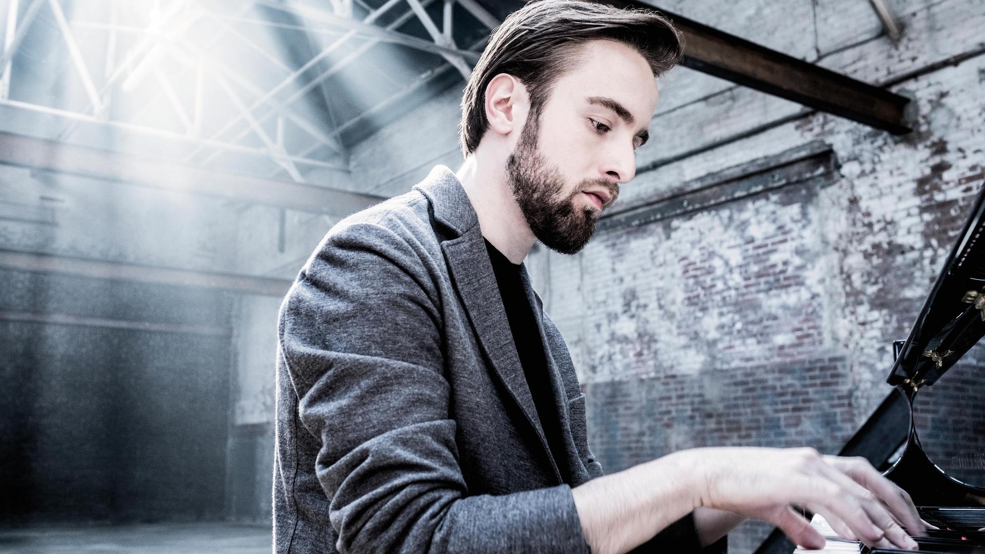 Daniil Trifonov sitzt in einem historischen Industriebau und spielt auf einem Flügel. Daniil Trifonov sitzt in einem historischen Industriebau und spielt auf einem Flügel.