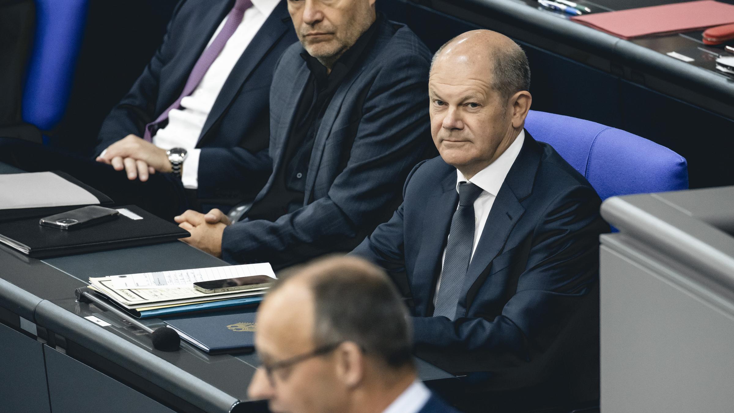 Kanzler Olaf Scholz (SPD) beobachtet Oppositionsführer Friedrich Merz (CDU) bei der Generaldebatte genau