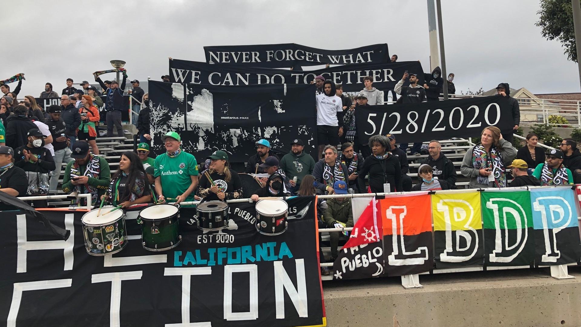 Fans des US-amerikanischen Fußballzweitligisten Oakland Roots sind im Stadion in Oakland und feuern ihre Team an. Fans des US-amerikanischen Fußballzweitligisten Oakland Roots sind im Stadion in Oakland und feuern ihre Team an.